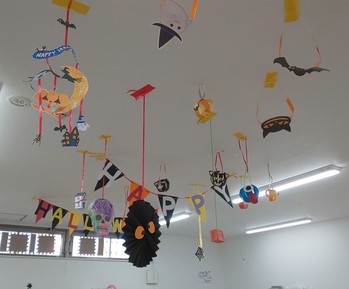 天井も、子ども達が作った作品でハロウィン一色となりました。