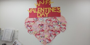 バレンタイン工作：子ども達が大切な人に思いを込めてメッセージを書きました。