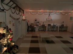 子ども達の手形のツリーや飾り付けに協力してもらいプレイルームがクリスマスモードに！！