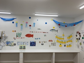 8月は、子ども達が『海』をイメージして作品を創り飾ってくれました。これが完成形です。