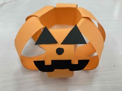 工作週間は、ハロウィンカップ作り。立体的なので壁に飾らず作った日に持ち帰りました。